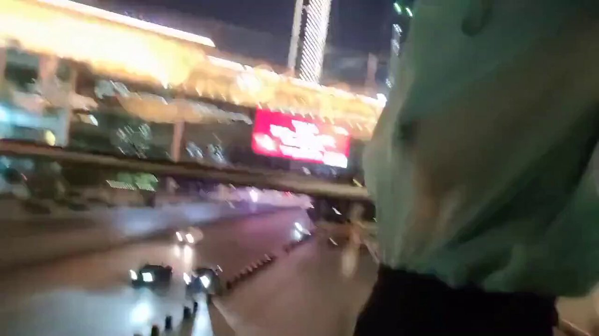 Paparan kedua terjadi dalam situasi seperti ini, dan itu sangat menggairahkan. Seolah-olah pengemudi yang lewat tidak melihatnya; mereka ...