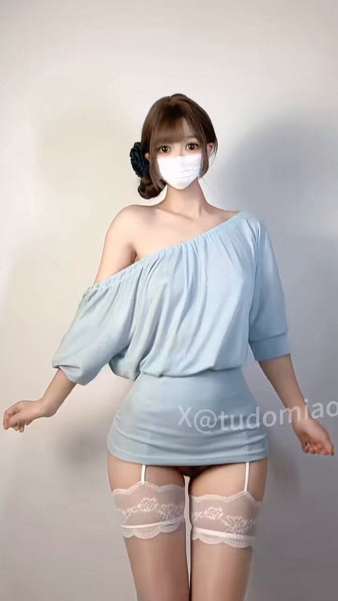口罩美女脱衣秀！露乳翘臀丝袜诱惑