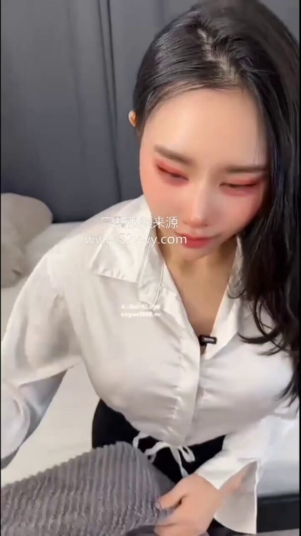 【汐梦瑶】我的秘书女友陪老板出差，一边啪啪一边和男友视频通话，最后被老板无套内射

💐完整视频已上传主页置顶电报群 
