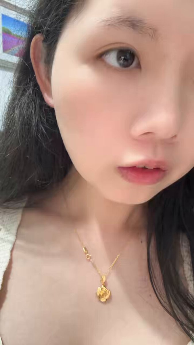 黑发美女自摸巨乳深V诱惑！手指滑入乳沟玩弄香蕉项链