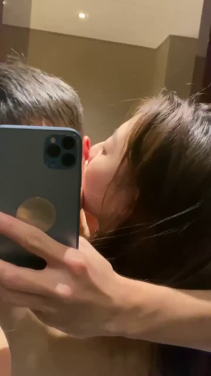 他一把把我抱起来，鸡巴噗嗤全插到底，对着镜子就开干。
镜子里我两条腿缠死他，奶子乱蹦，水顺着蛋蛋往下滴。
他咬着我耳朵：“看你骚样。”
我盯着...