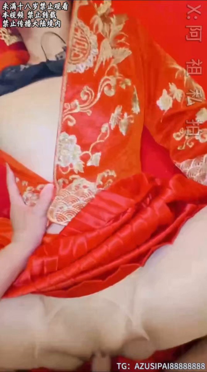 新娘旗袍诱惑口交大鸡巴，粉嫩唇舌舔吸不停！