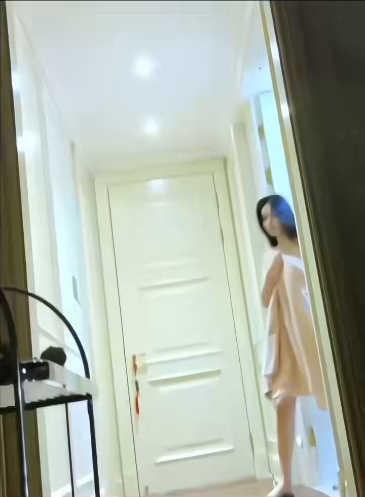 长发美女浴巾半露 走廊裸露巨乳翘臀诱惑摇曳