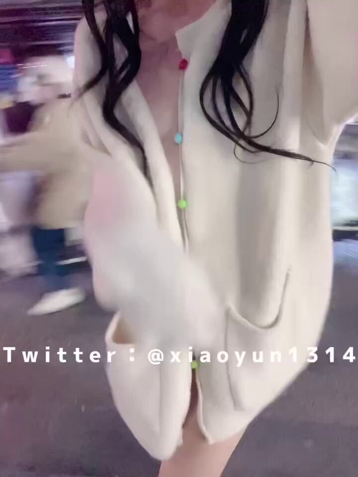 Street Sweater Cardigan Exposure! Naughty Girl’s Big Breasts and Black Pubic Hair Fully Revealed