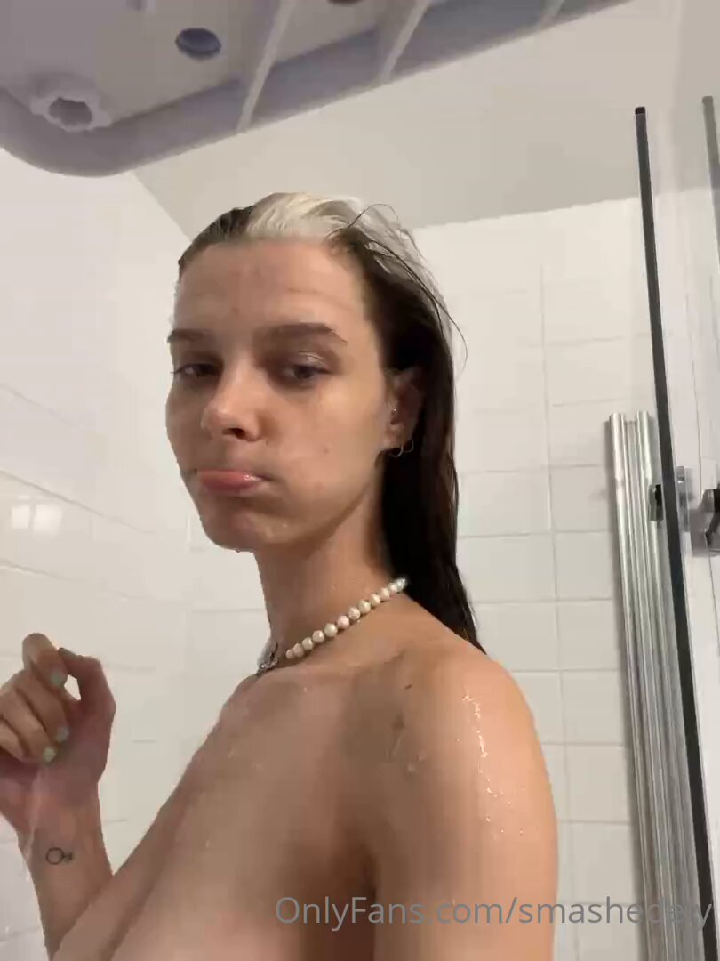 White-Haired Beauty Full Nude Shower Show! Perky Butt & Full Breasts with Water Droplets Sliding — Irresistible