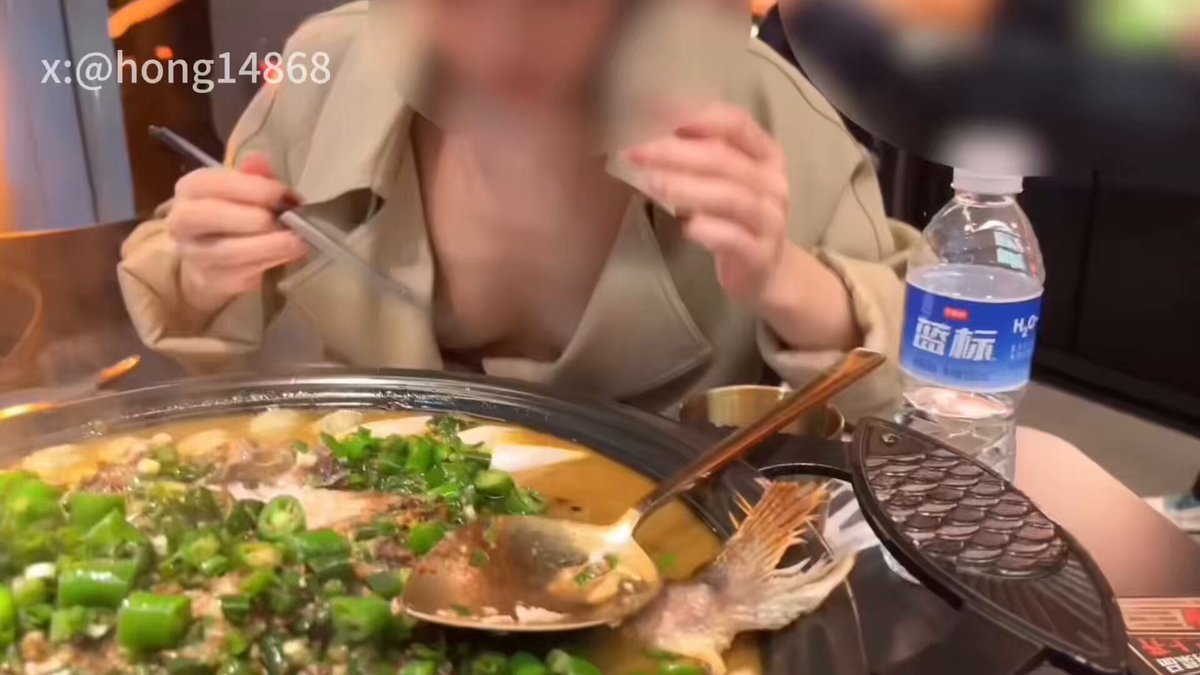 里面连体黑丝明明肉眼看（   .  八  .  ）非常
                                                       ︶      ︶
明显，为啥拍起来就不显眼了...