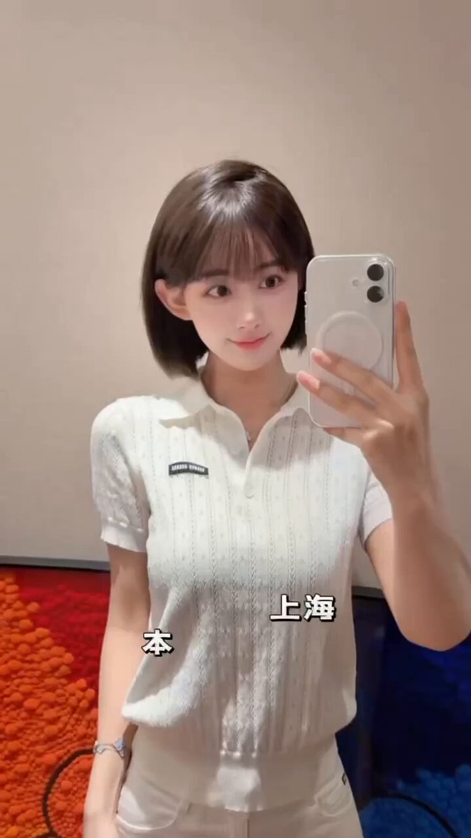 短发美女自拍诱惑！白 Polo 衫紧裹巨乳，翘臀扭动等你肏