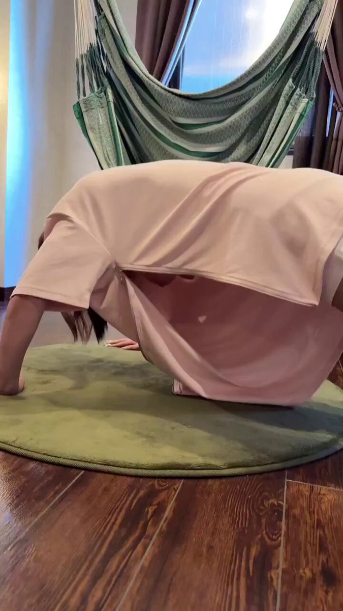 ピンクのスカート美人がヨガで尻丸見え！下着が完全に露出、淫らなポーズで誘惑全開