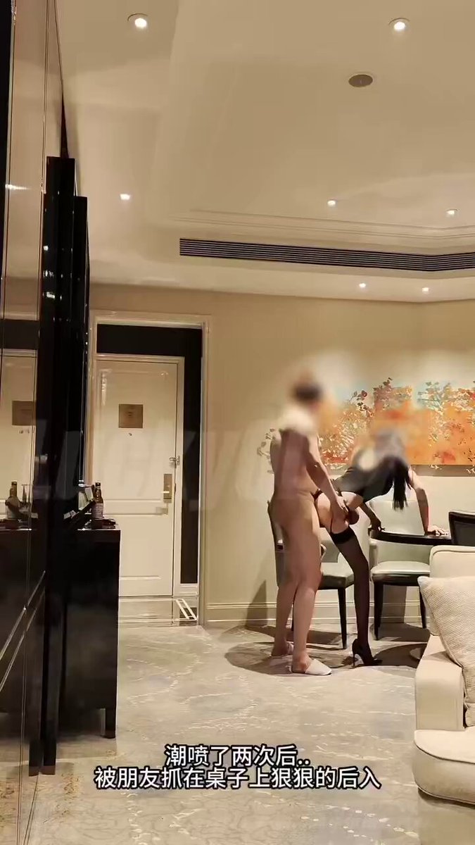 穿高跟鞋被后入真的是太累了
但为了老公和粉丝们的视觉感 无所谓啦
爽和累 我选择爽 哈哈～

 