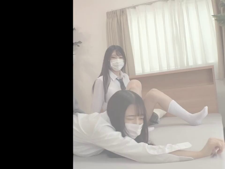 口罩女学生床上骑乘调教 黑丝白袜诱惑舔舐狂欢