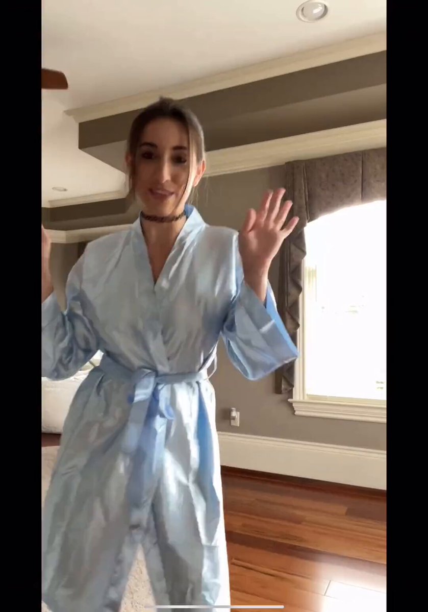 青いローブのセクシー美女脱衣ショー！巨乳・プリケツがTバックで誘惑、爆乳大揺れ