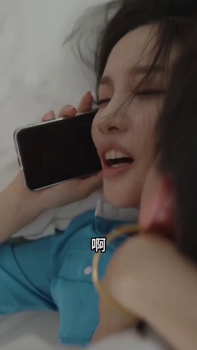 ベッドで電話で喘ぐ！エロい女が巨根に激しく突かれ潮吹き絶頂