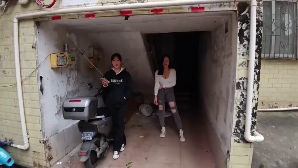 街头辣妹车库诱惑！深V爆乳摇晃超撩人