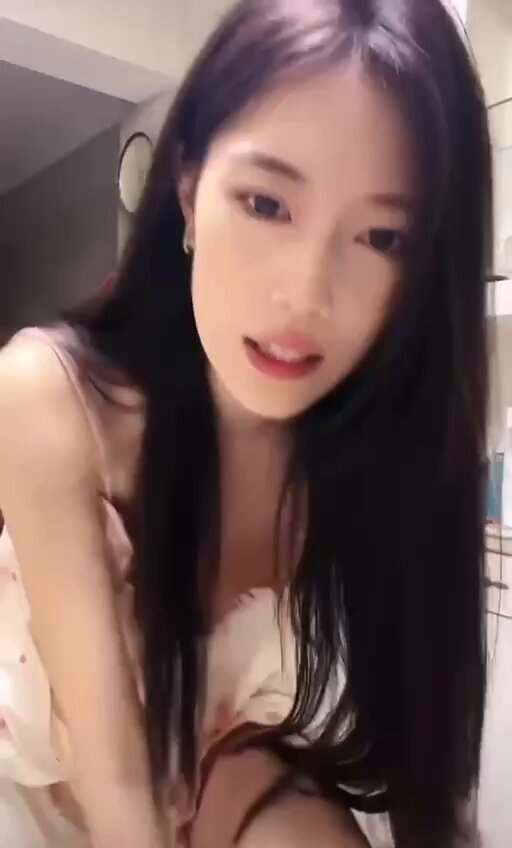 表弟一直来回放大，不知道在看啥 