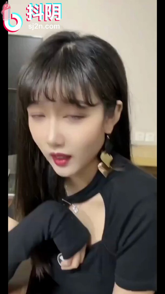 黒い服の美女が深Vで胸を露出し誘惑、男が大きな胸を激しく揉み、狂ったように指で濡れた穴を犯す！