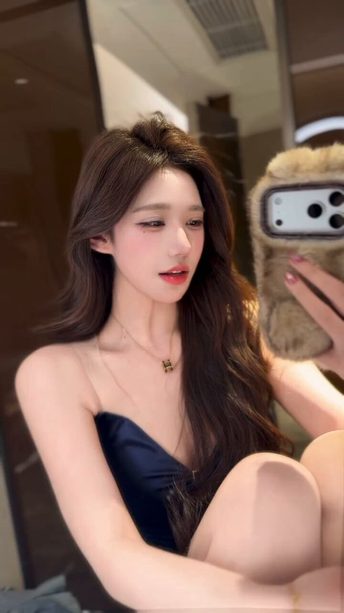 黑丝美女酒店自拍诱惑！深V露沟翘臀撩人