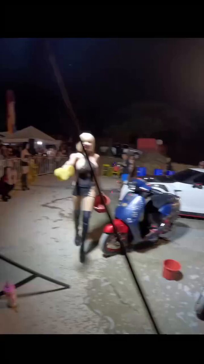 夜市のギャルがスポンジで乳を挟んで男を挑発！超露出の黒スト姿で水しぶきショー