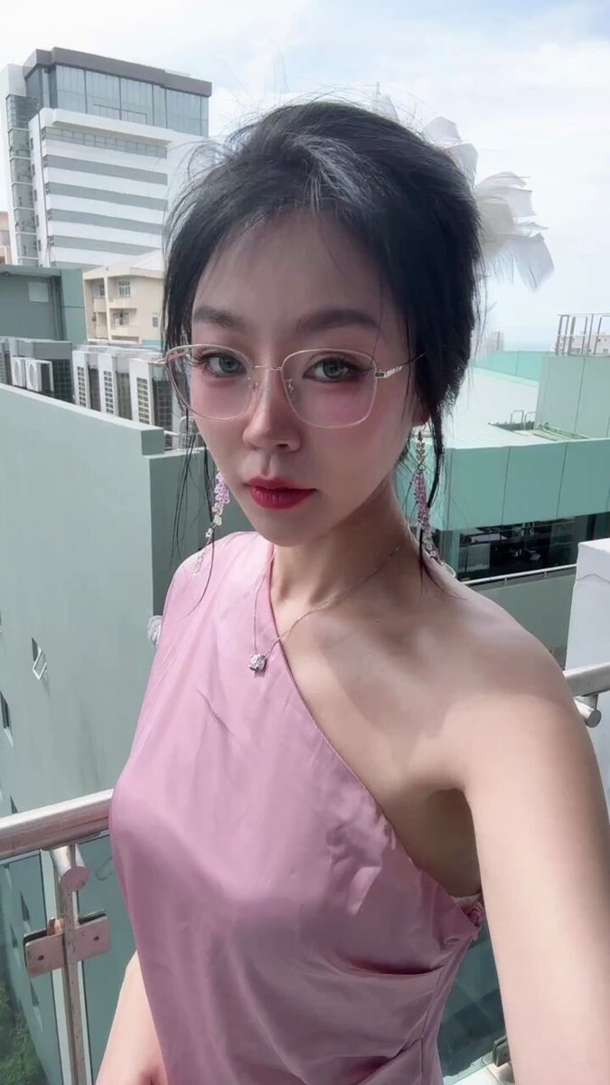 Glasses-wearing beauty on the balcony close-up exposing her genitals! Soft pink lewd pussy finger play—super seductive