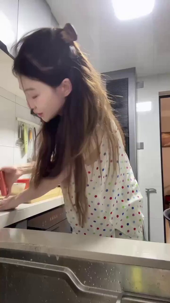 厨房美乳美女弯腰洗碗，吊带爆乳晃荡诱惑！