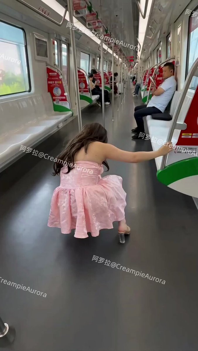 地下鉄でピンクスカートのあの娘が前かがみでまんこを露出！ハイヒールで揺れる美尻、下半身丸出しで大サービス