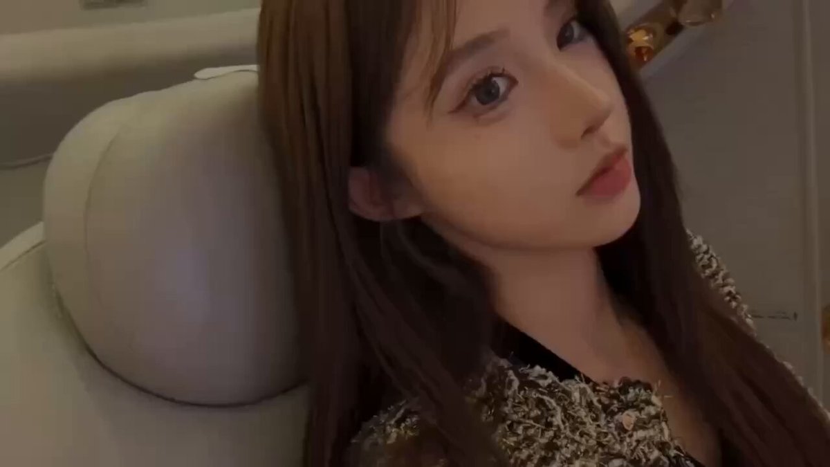 車内の誘惑！長髪美女がヘッドレストに寄りかかり自らアソコを弄って濡れきった