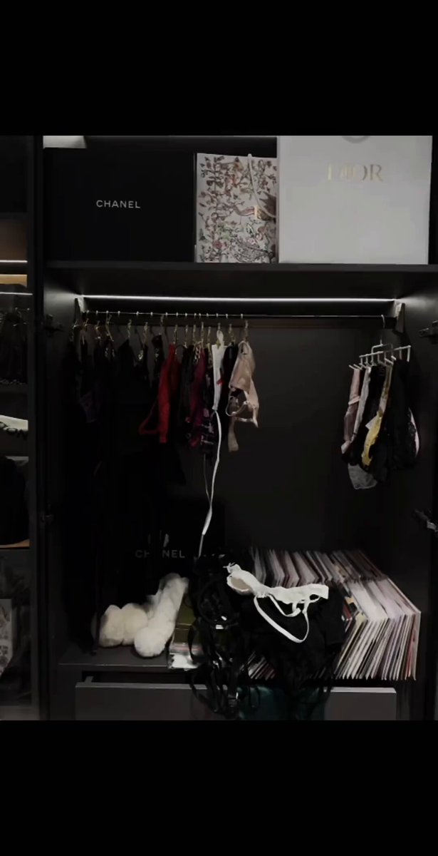 Dê adeus ao velho e olá ao novo. Organize seu closet: livre-se do que precisa ser descartado, substitua o que precisa ser substituído e c...