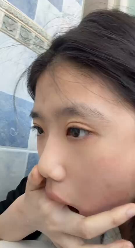 Bathroom Girl Opens Wide for Blowjob Temptation! Milky Semen Sprays All Over Her Mouth