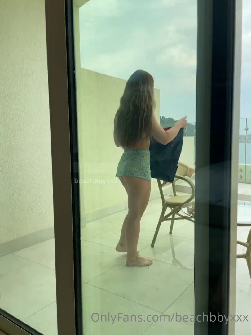 阳台露臀辣妹！超短比基尼翘屁股走光秀