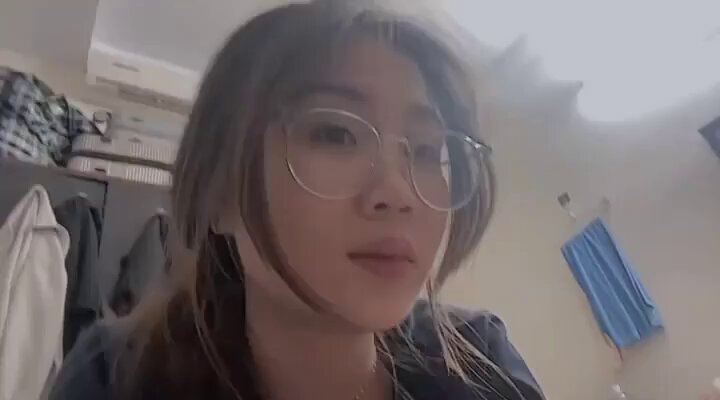 眼镜妹宿舍深喉大屌！白浊棉花糖满嘴喷射