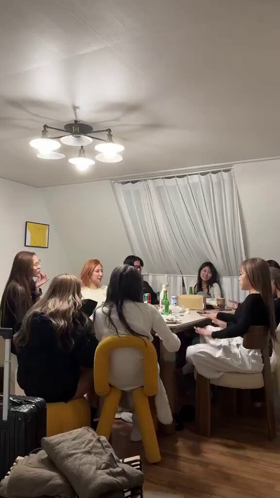 美女派对狂欢！多女围桌玩转疯狂游戏高潮迭起