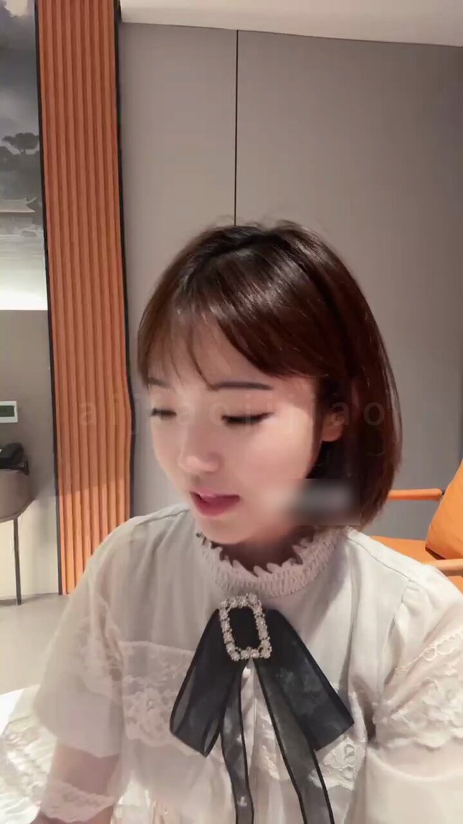 酒店嫩妹白裙撩人！男友跪舔翘臀骚穴直播自拍