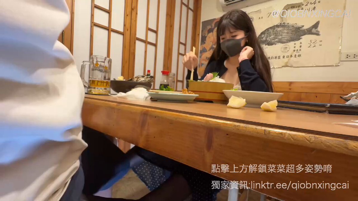 Episódio de fetiche por pés em restaurante: Praticando fetiche por pés secretamente debaixo da mesa - Que excitante!



 