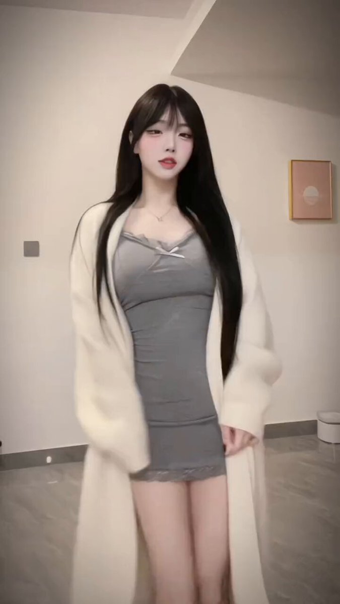 長髪美女がグレーのタイトワンピで誘惑して揺れる　プリッとしたヒップと美脚を全公開