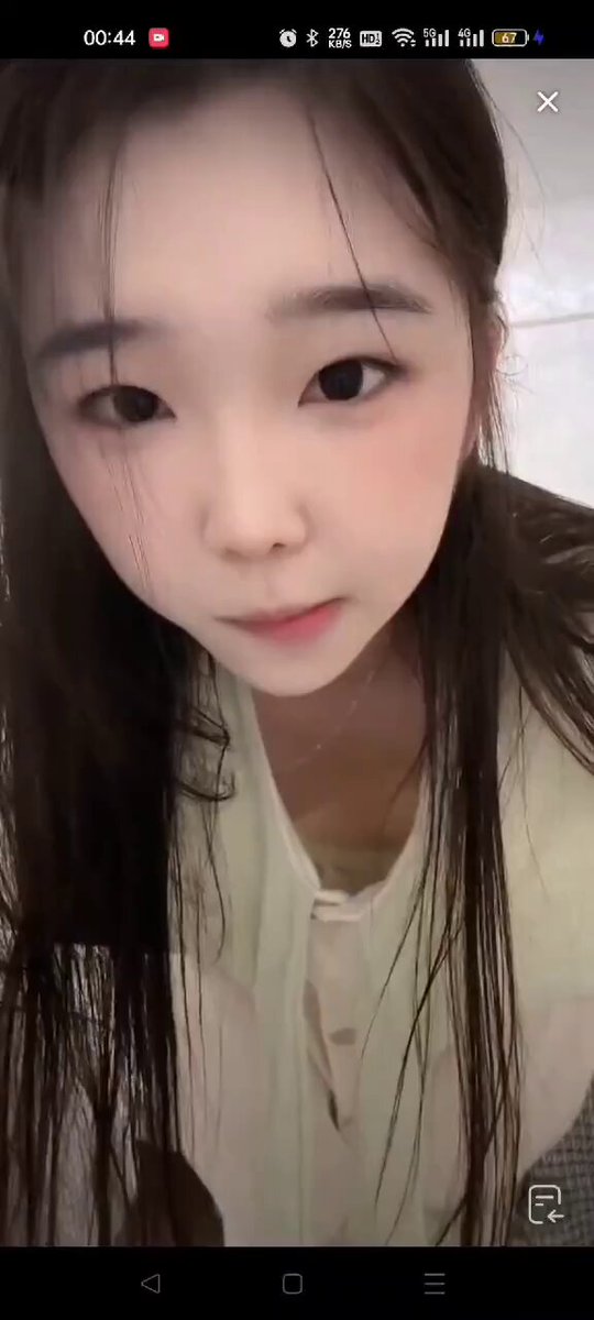 清純そうな大きな瞳の女の子が顔を自分で触って誘惑するライブ、しっとりした小さな口が舐めたくなる！