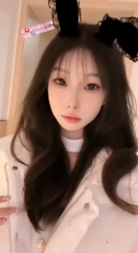 兔耳少女白上衣诱惑！狐媚眼神勾魂V比心