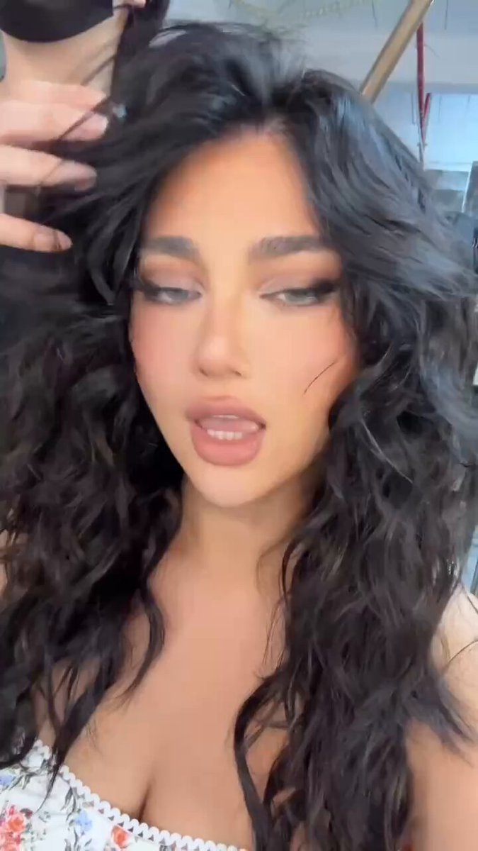 #상하이 카다시안🦜중국, 미국, 포르투갈 혼혈의 멋진 풍만한 여성, 현재 상하이 거주♨️카다시안🔺상하이 단발머리🔺 맨발, 키 173cm🎊몸무게 64kg...