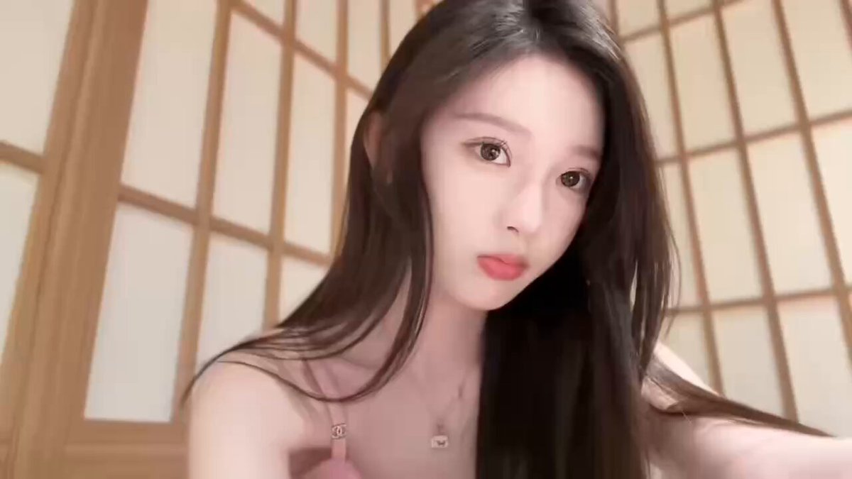日系美女が頬を撫でる誘惑 ピンクのキャミソールの長髪女子 123av.fun 超セクシー