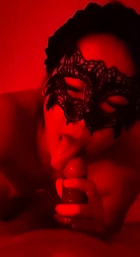 蒙面骚女红光下狂舔巨屌，舌头缠绕深喉爆汁！