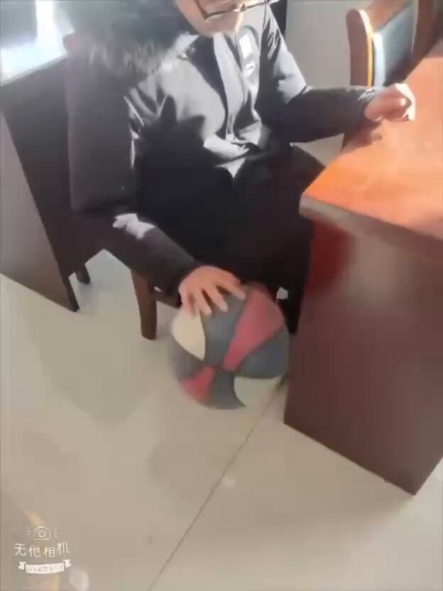 篮球场附近抽取幸运儿 在车上帮两个初中生弟弟舔逼口交 还给他们一个个破处 时不时还调侃到这么小不会插不进去吧 骚话不断被两个还没完全长成熟的...