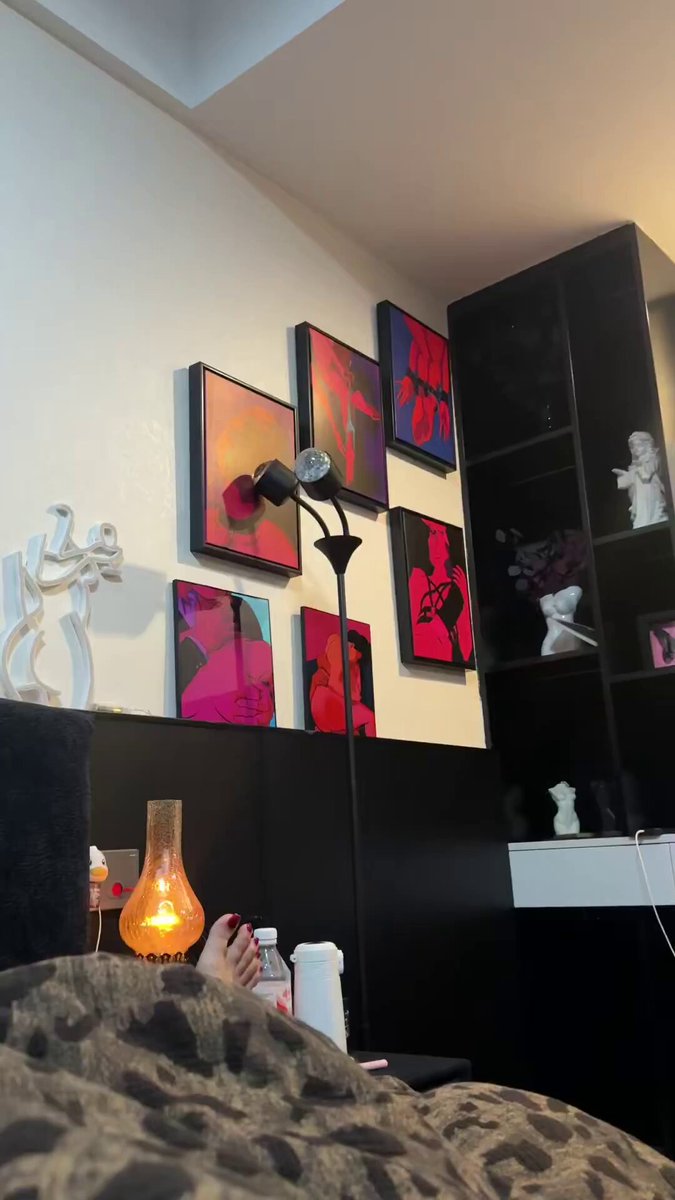 床上翘臀拉开蕾丝内裤自摸骚穴美脚特写