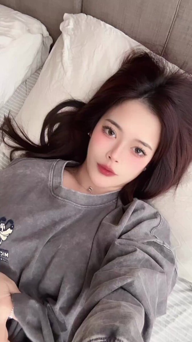 床上诱惑！长发美女拉开卫衣露出黑丝蕾丝深V美乳