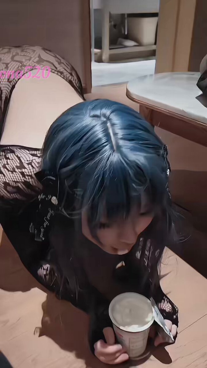 蓝发美女蕾丝诱惑趴地舔舐大屌狂吞精液