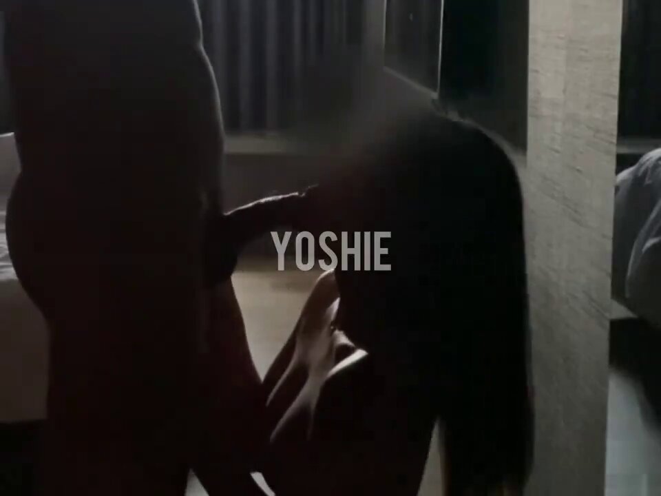 许久与老公没有性生活
趁着空班来找我的上班族女郎，等不及要享用便在我洗澡的时候跪在外头等待
吃好一阵子才满足她的口腔
感觉得出来…真的饿很久...