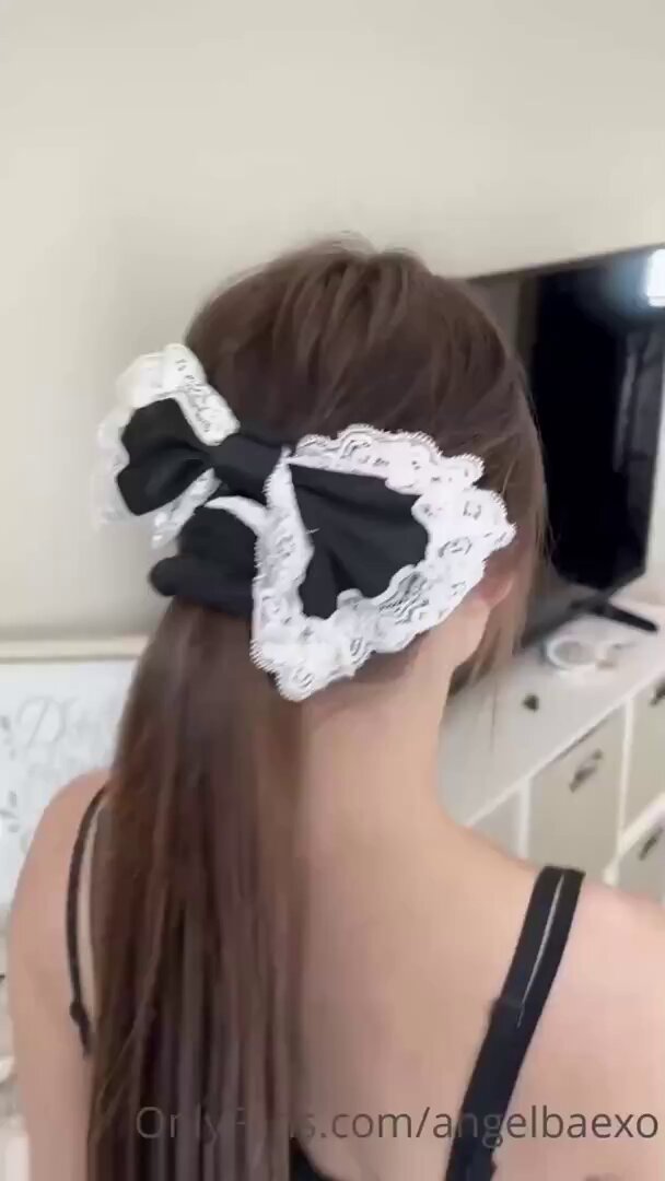 メイド服のエロい女の子が前かがみで爆乳を大見せ、ヒップと黒ストッキングのノーパン誘惑 123av.fun