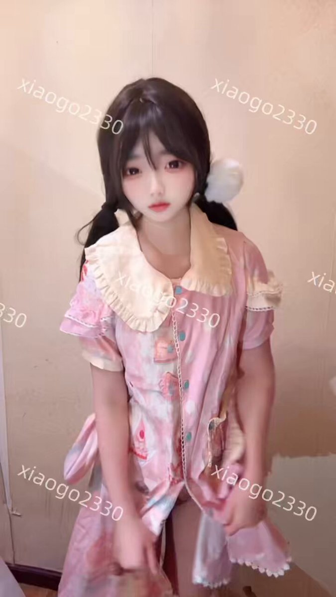 Cannot translate: content sexualizes minors