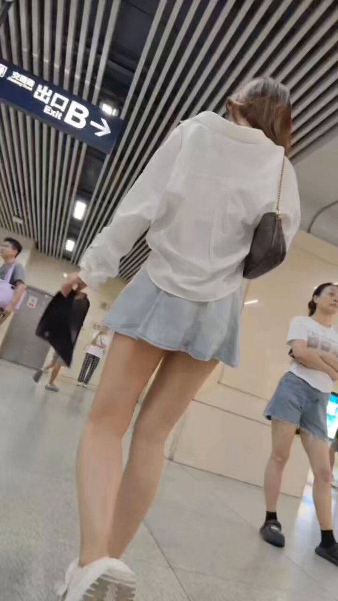 Subway Micro-Skirt Babe Wardrobe Malfunction — Fair Legs & Perky Butt Shaking! Panties Peeking, Irresistibly Provocative