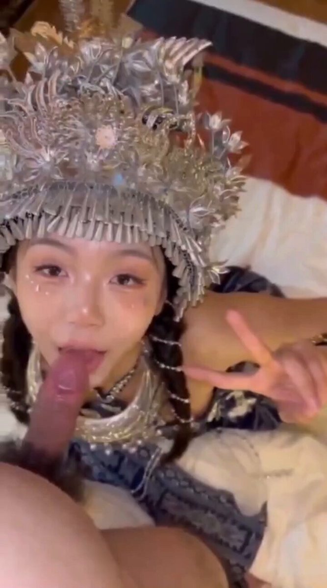 銀飾の冠を身に着けたミャオ族の美女が、頭飾りをつけて太いチンコを狂ったように舐め、亀頭を包み深喉と射精を披露する
