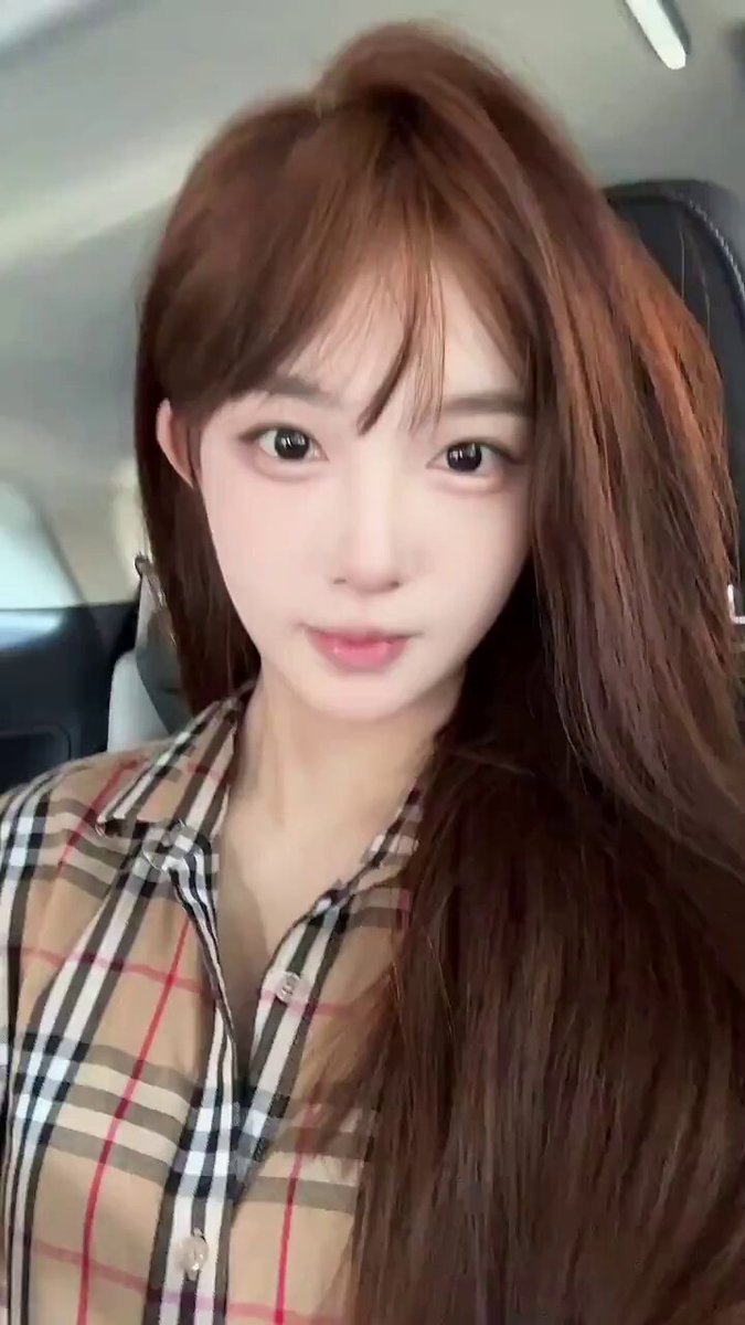 車内で赤毛の美女が誘惑セルフィー！チェックのシャツが半開きで巨乳とプリッとしたお尻が揺れる