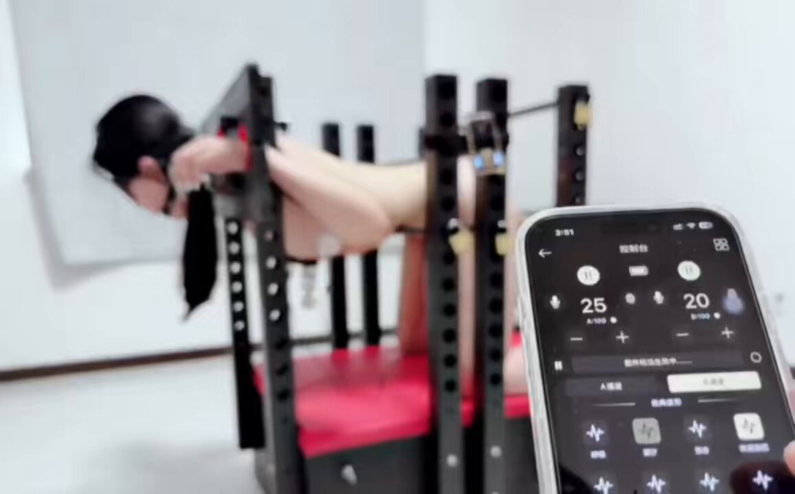 调教大学母狗刑具拘束电击刺激同时炮机抽插强制高潮。

 