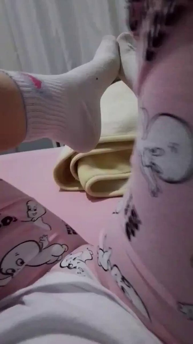 可爱粉色睡衣少女白袜美腿诱惑秀